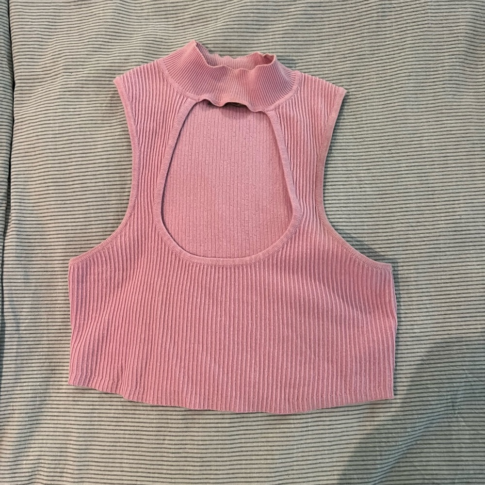 URBAN OUTFITTERS- cropped tank